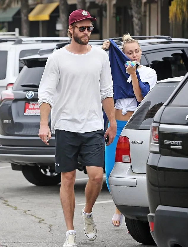 Miley dan Liam jalan bareng di Malibu © via dailymail.co.uk