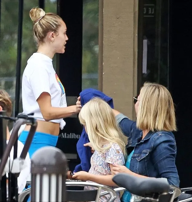 Tak hanya berdua, Miley juga ke pasar bareng teman-temannya © via dialymail.co.uk