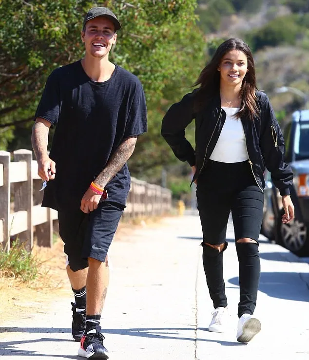 Justin tertangkap kamera hiking bareng seorang wanita © via dailymail.co.uk