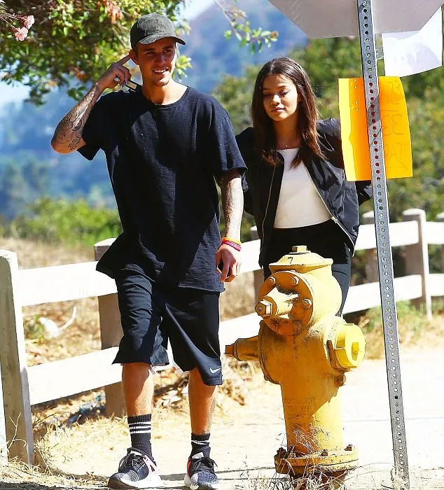 Justin tampak gembira pada Minggu itu © dailymail.co.uk