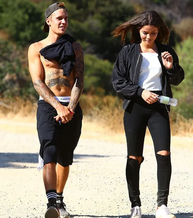 Justin menunjukkan tampil shirtless pulang dari hiking © dailymail.co.uk