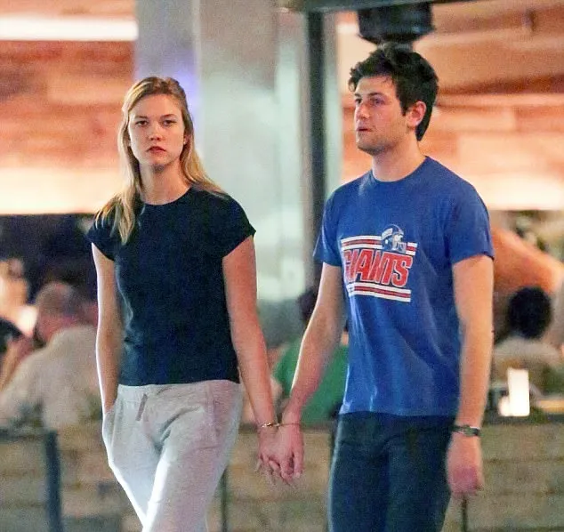 Karlie dan Jared bergandengan tangan © via dailymail.co.uk