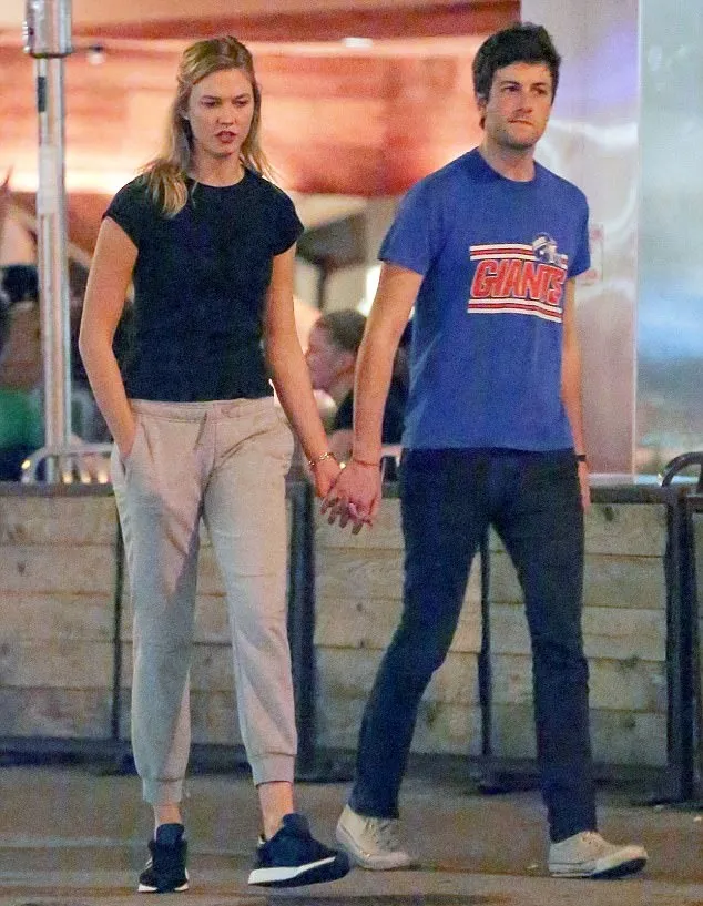 Karlie dan Joshua hang out bareng © via dialymail.co.uk
