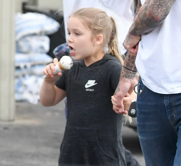 Harper makan es krim saat jalan-jalan bareng keluarganya © via dialymail.co.uk