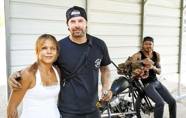 David Beckham tampak santai saat berpose dengan fans © via dailymail.co.uk