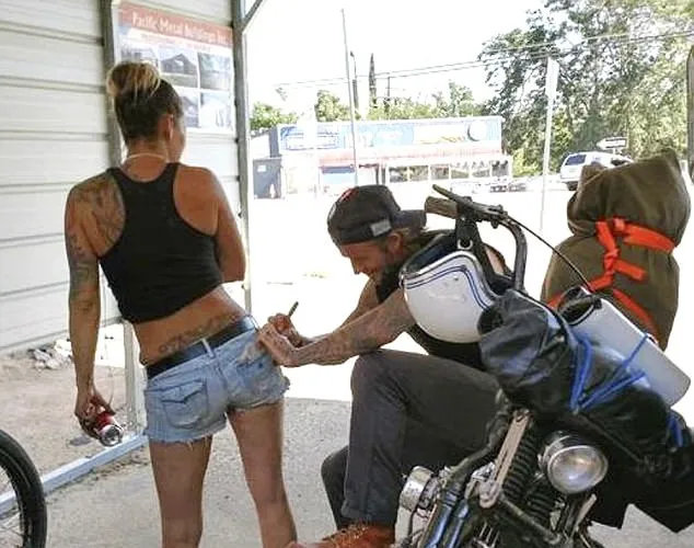 David Beckham bertemu dengan fans di tengah perjalanan © via dailymail.co.uk