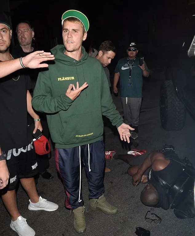Justin Bieber tak sengaja tabrak paparazzi @ via dailymai.co.uk