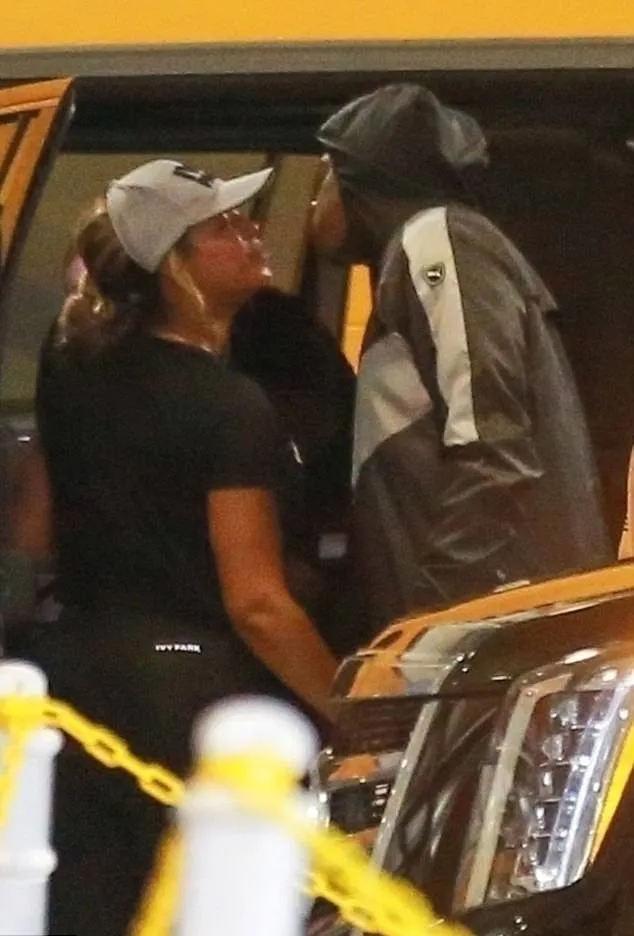 Saat masuk ke mobil, Beyonce dan Jay Z ciuman © via dialymail.co.uk