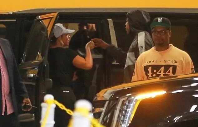 Jay Z terlihat so sweet saat membantu istrinya naik ke atas mobil © via dailymail.co.uk