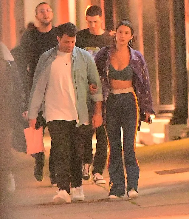 Bella juga menggandeng DJ Daniel. Apakah mereka pacaran? © via dialymail.co.uk