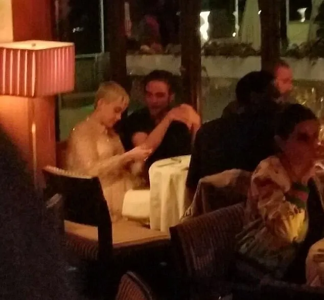 Katy Perry dan Robert Pattinson ketahuan kencan © via dailymail.co.uk