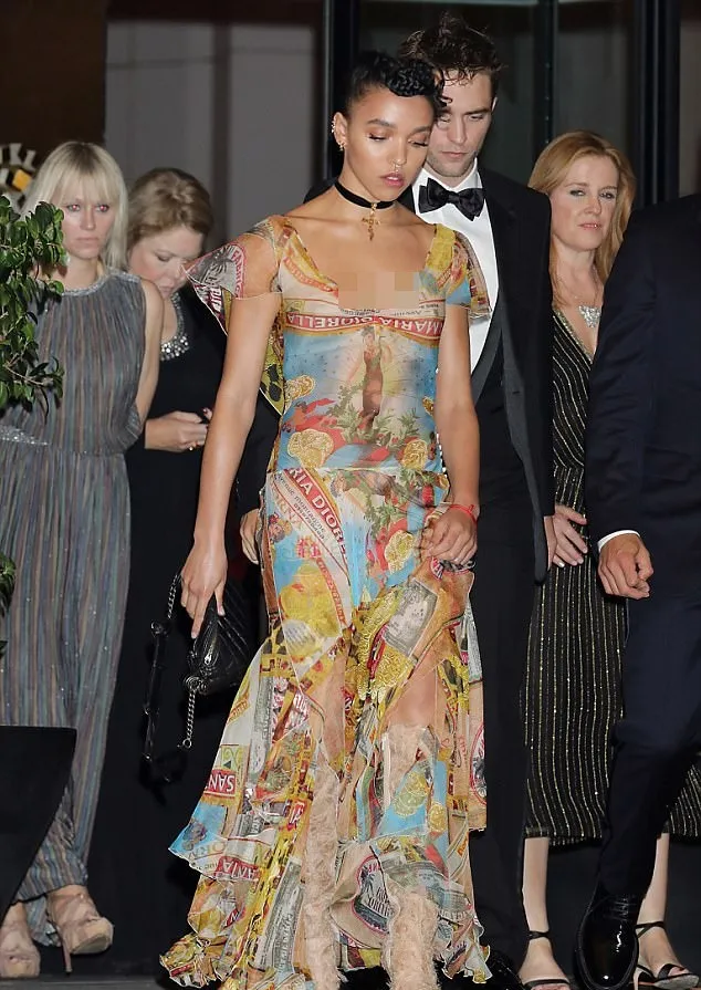 Robert masih bertunangan dengan FKA Twigs © via dialymail.co.uk