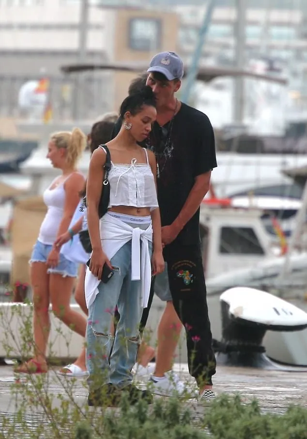 FKA Twigs dan model asal Prancis ketahuan liburan bareng © via dailymail.co.uk