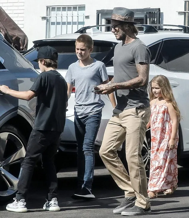 Harper sarapan bareng keluarganya © via dailymail.co.uk