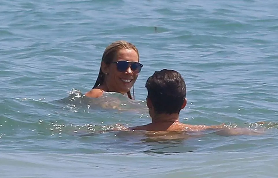 Orlando terlihat cukup akrab dengan wanita tersebut © via dialymail.co.uk