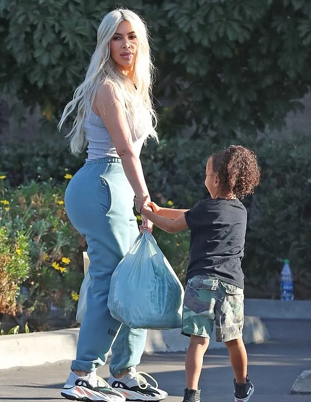 Kim ajak North memberikan bantuan kepada tuna wisma © dailymail.co.uk