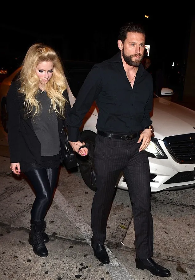 Avril dan kekasihnya tertangkap kamera dinner © via dailymail.co..uk