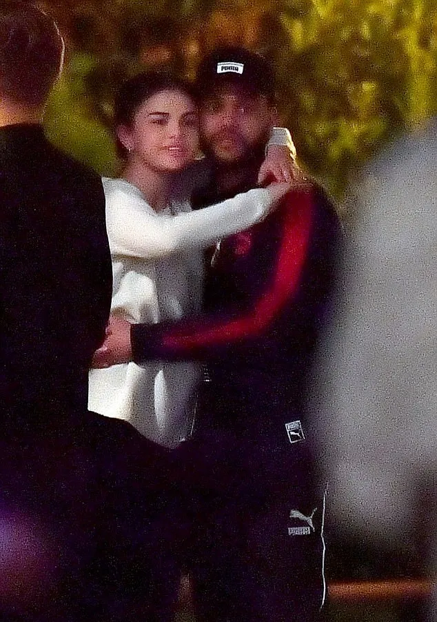 Selena dan The Weeknd berpelukan mesra © via dialymail.co.uk
