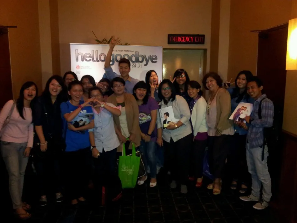 Fans beruntung bersama Eru dan Atiqah Hasiholan ©kpopstarz.com