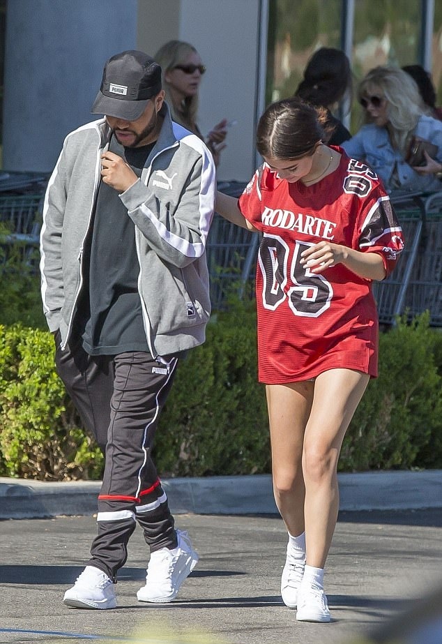 Selena & The Weeknd kembali tunjukkan kemesraan © via dailymail.co.uk