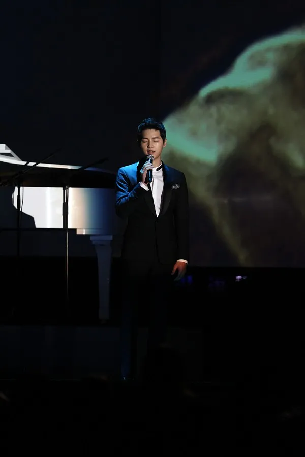 Song Joong Ki Bernyanyi