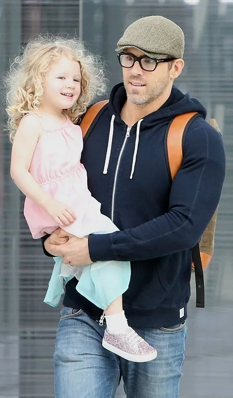 Ryan Reynolds gendong putri pertamanya © via dialymail.co.uk