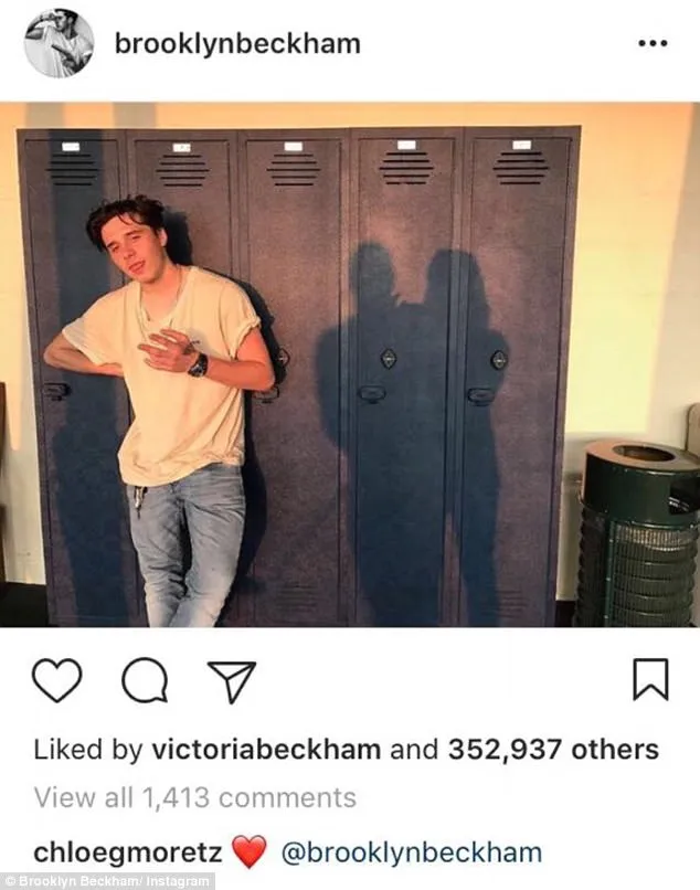 Chloe Moretz tuliskan emotikon hati @ instagram.com/brooklynbeckham