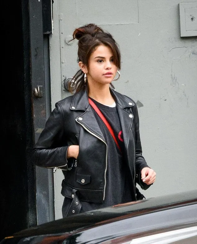 Selena mengenakan jaket hitam © via dialymail.co.uk