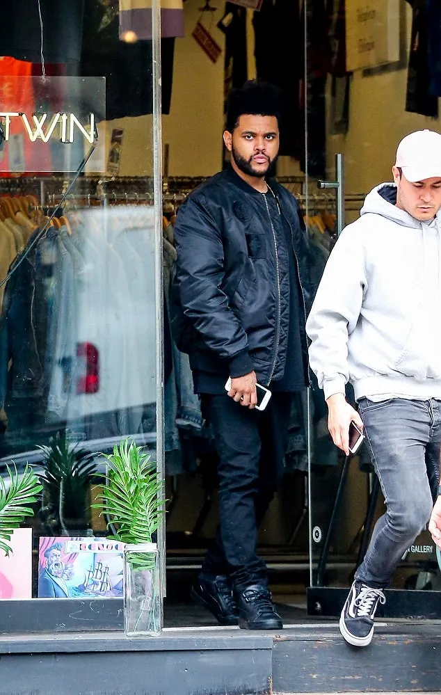 The Weeknd juga memakai jaket hitam © via dialymail.co.uk