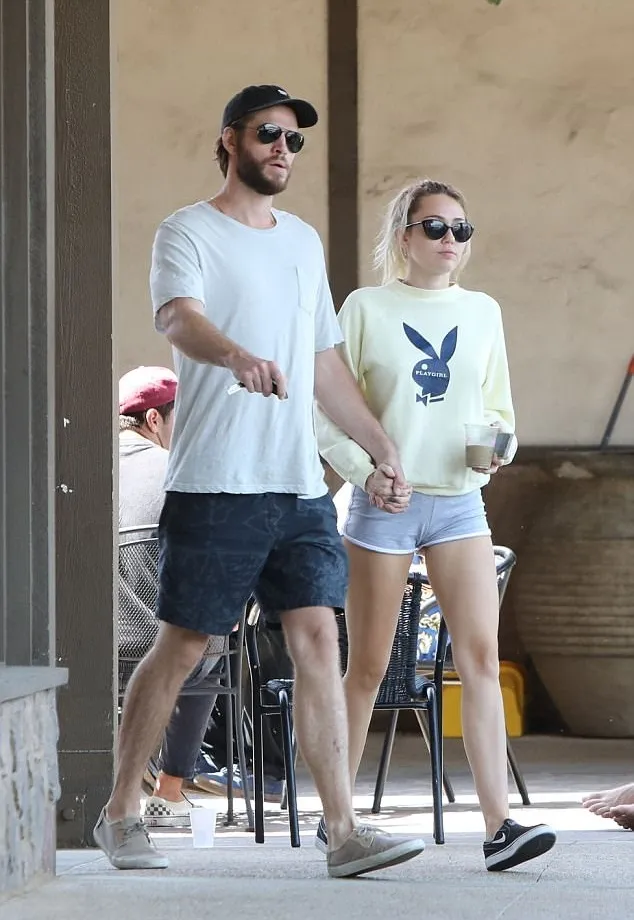 Liam dan Miley gandengan tangan mesra © via dialymail.co.uk