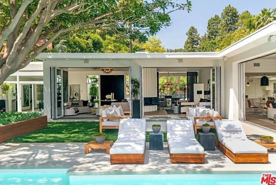 Halaman belakang rumah baru Cindy dan Randy Gerber @ dailymail.co.uk