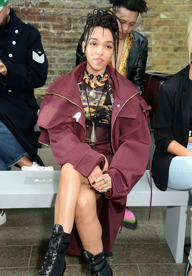 FKA tak mengenakan cincin tunangannya © via dailymail.co.uk