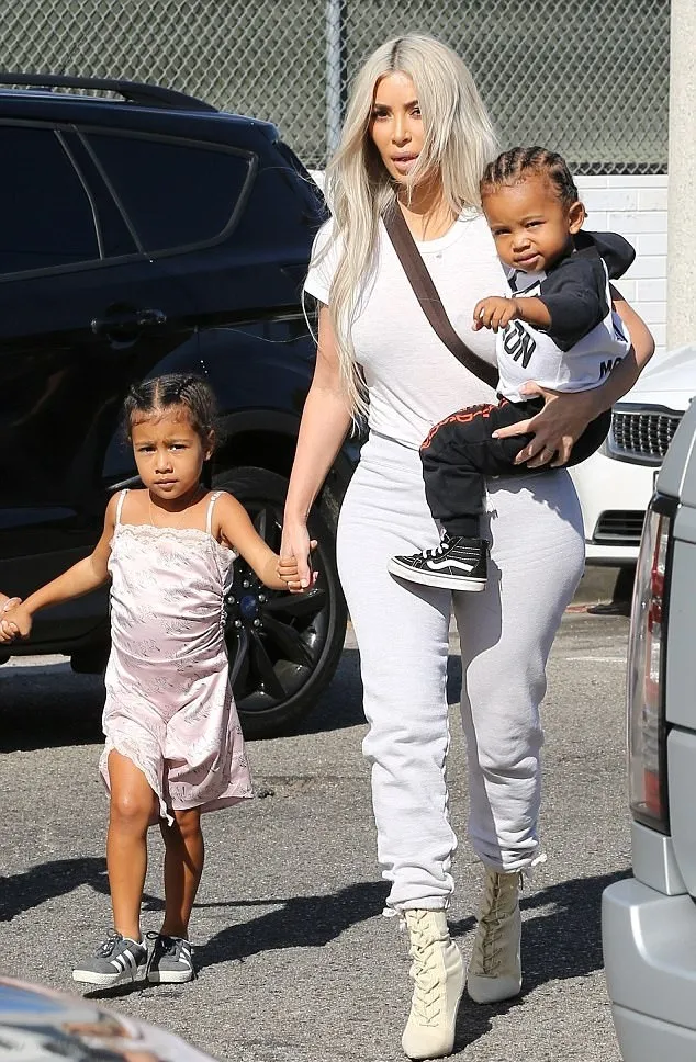Kim Kardashian ajak buah hatinya jalan-jalan © dailymail.co.uk