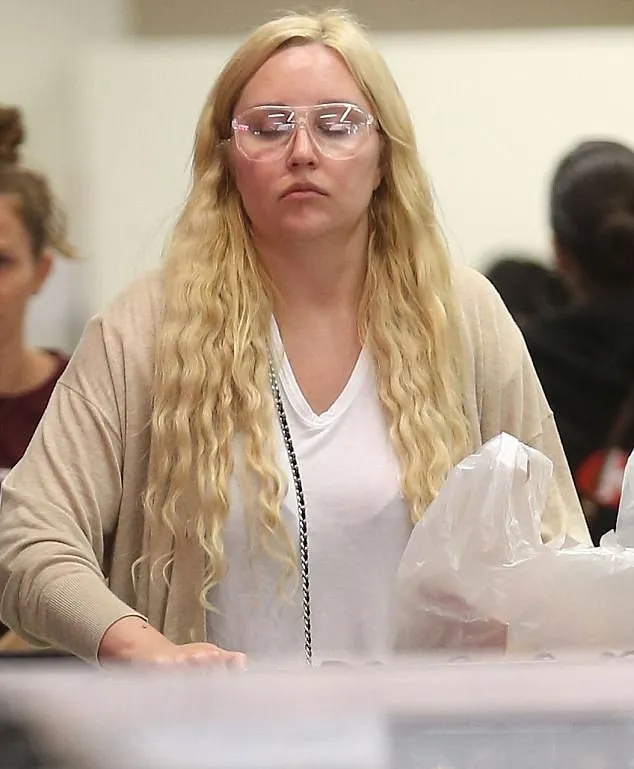 Amanda Bynes terlihat nyaris tak dikenali © Mirror.co.uk