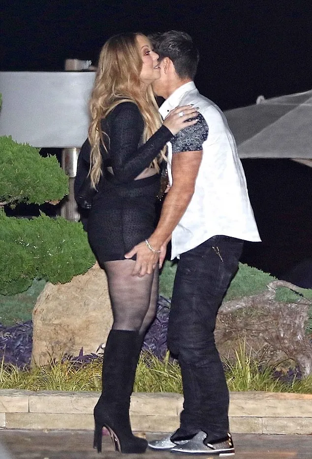 Mariah & Bryan juga sempat 'berpelukan' © dailymail.co.uk