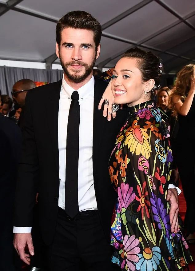 Miley tampil girly dengan gaun dengan pattern bunga © shutterstock