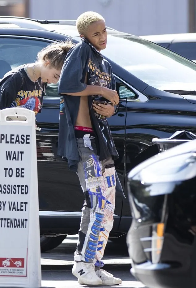 Jaden kenakan kaos yang sobek pada sisinya © dailymail.co.uk