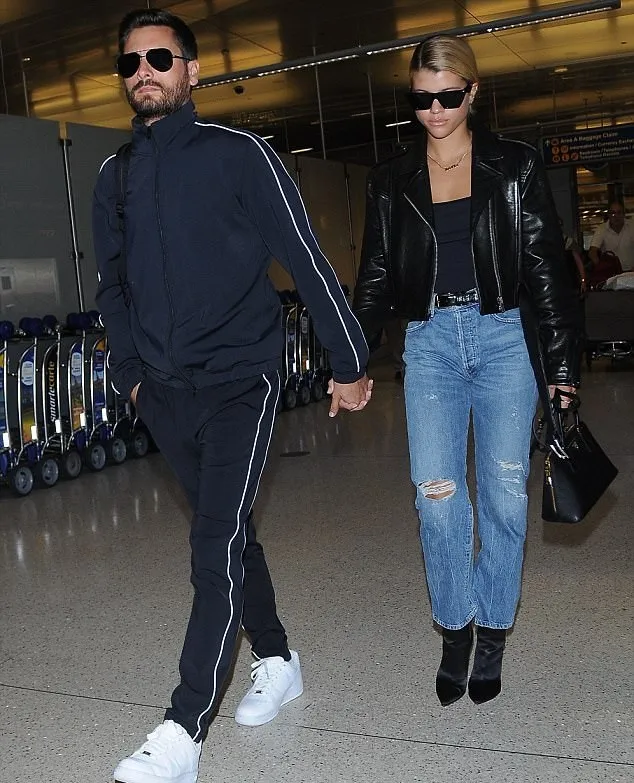Scott dan Sofia bergandengan tangan saat berada di Los Angeles © dailymail.co.uk