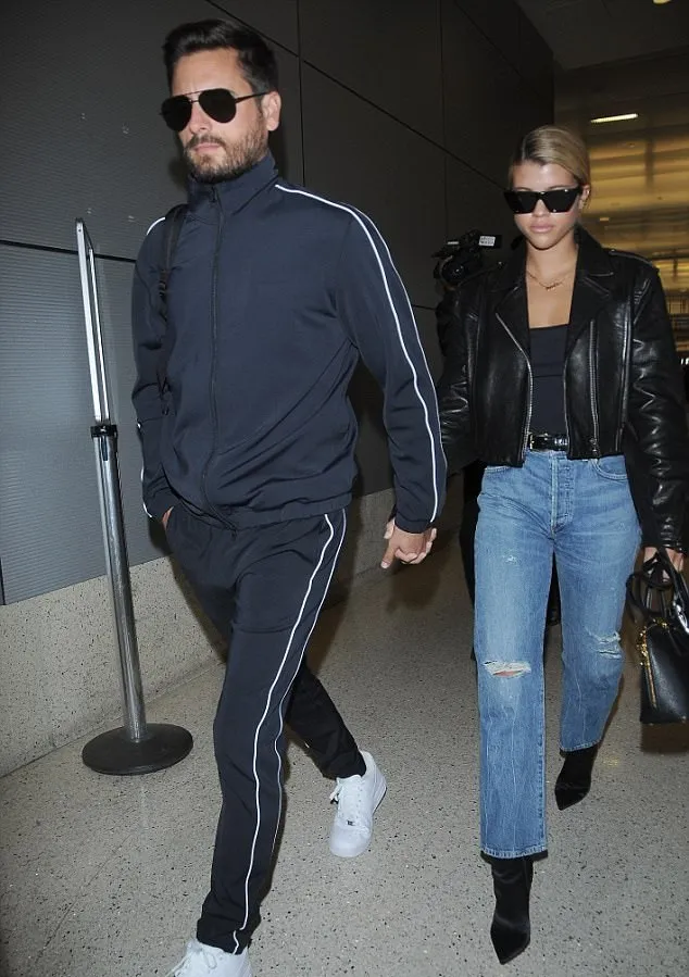 Sofia dan Scott tampil dengan outfit dengan dominan gelap © dailymail.co.uk