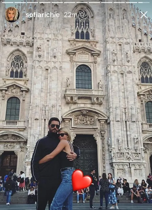Scott Disick dan Sofia mesra saat berada di depan Katedral Milano © Instagram.com/sofiarichie