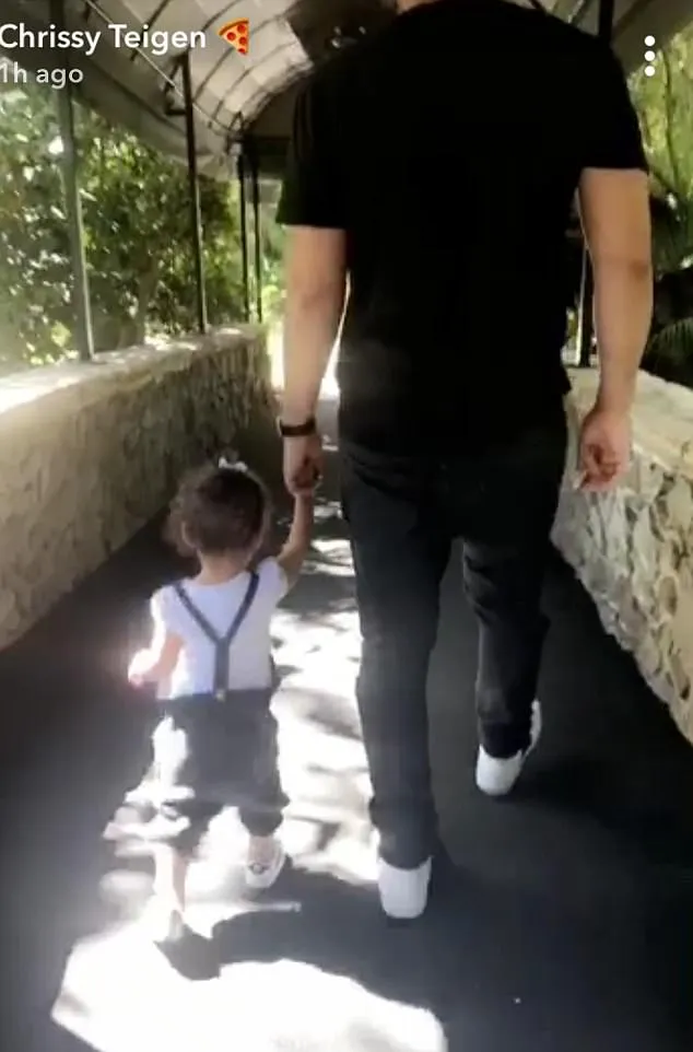 John terlihat manis saat berjalan menggandeng putrinya © Instagram.com/chrissyteigen