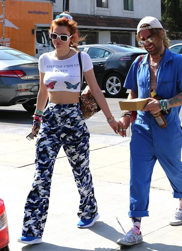 Bella dan Mod Sun tampil match dengan outfit yang didominasi warna biru © dailymail.co.uk