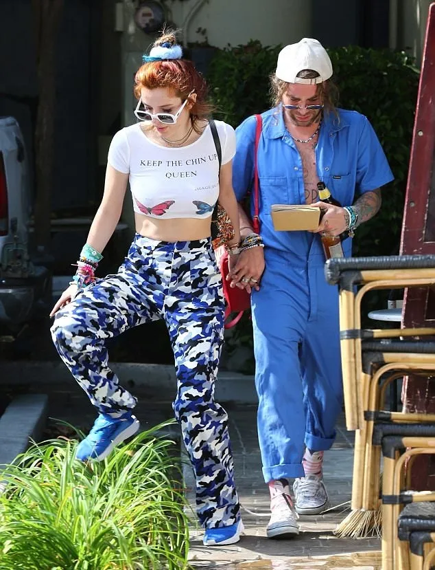 Bella Thorne pamer kemesraan dengan Mod Sun © dailymail.co.uk