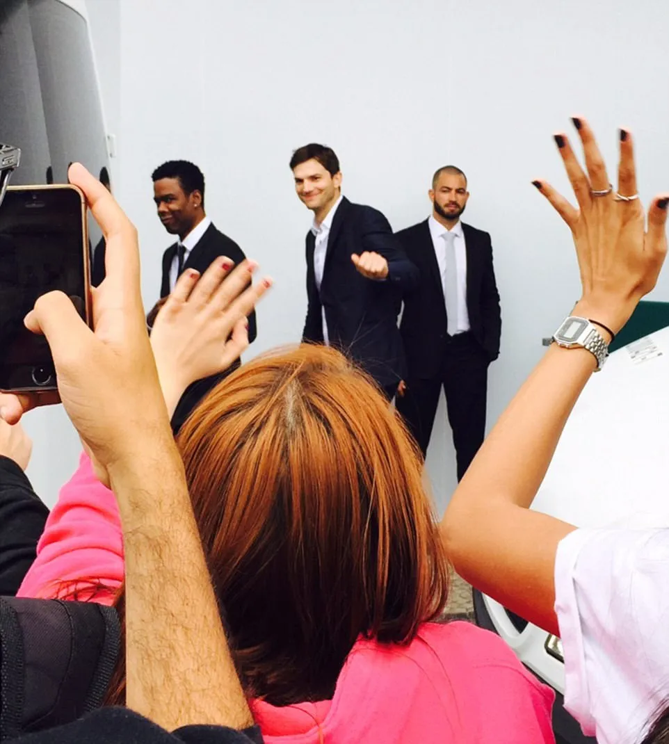 Ashton datang bersama Chris Rock © dialymail.co.uk