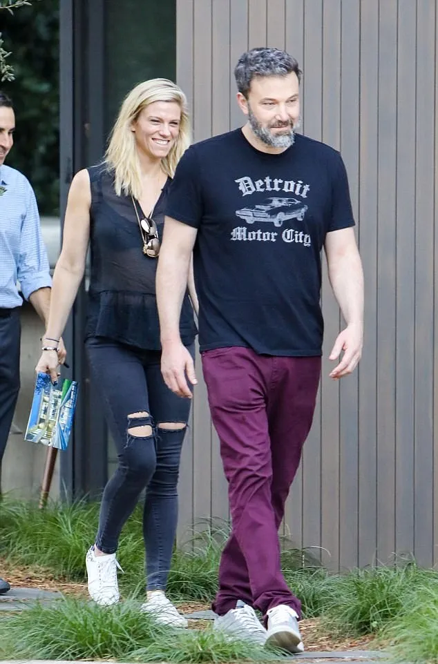 Lindsay tak bisa menyembunyikan kebahagiaannya © dailymail.co.uk