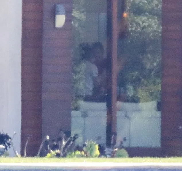 Selena tertangkap kamera main ke rumah Justin © dailymail.co.uk