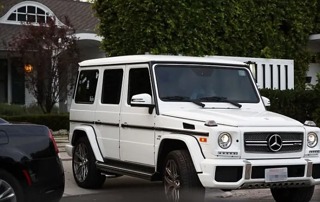 Mobil Justin keluar dari rumah Selena, keesokan harinya © dailymail.co.uk