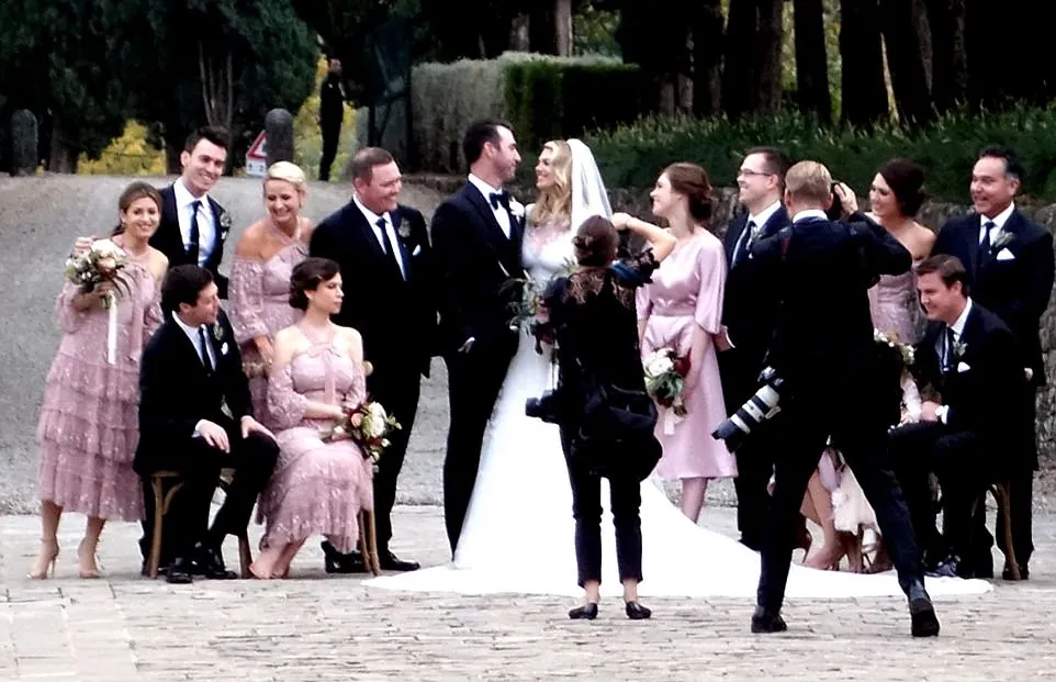 Para pendamping terlihat matching saat foto bersama @ dailymail.co.uk