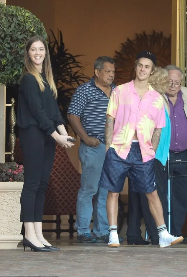 Justin diduga main mata dengan wanita cantik © dailymail.co.uk