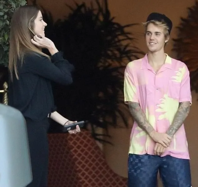 Justin terlihat sangat happy saat ngobrolo dengan wanita tersebut © dailymail.co.uk